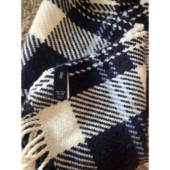 GAP gorgeous osfm scarf - Picture 2 of 3
